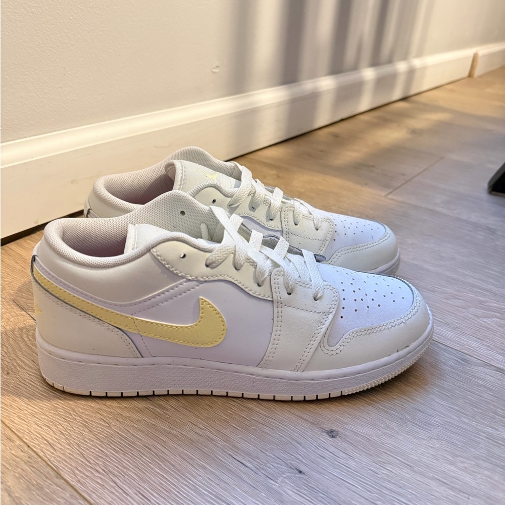 Nike Kids Low-Top Sneakers in White with Pale Yellow Swoosh